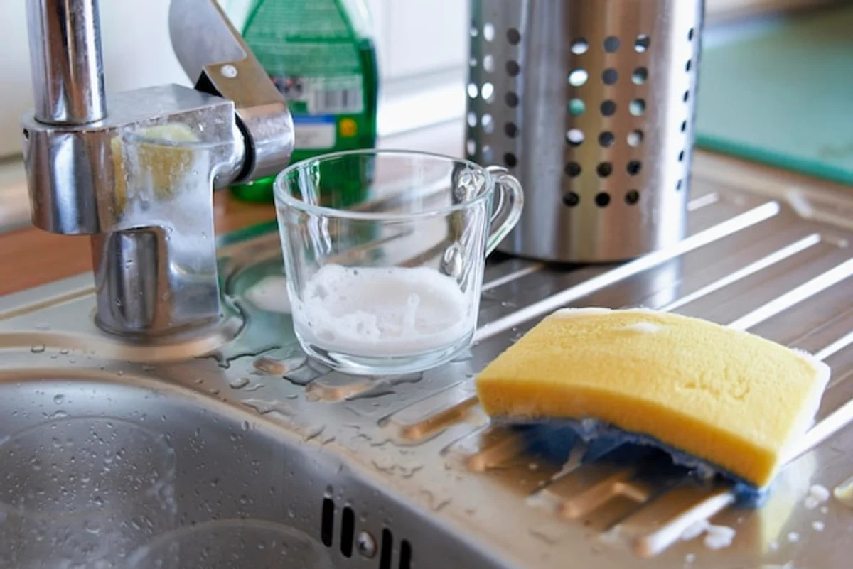 bathroom cleaning hard water stains baking soda vinegar