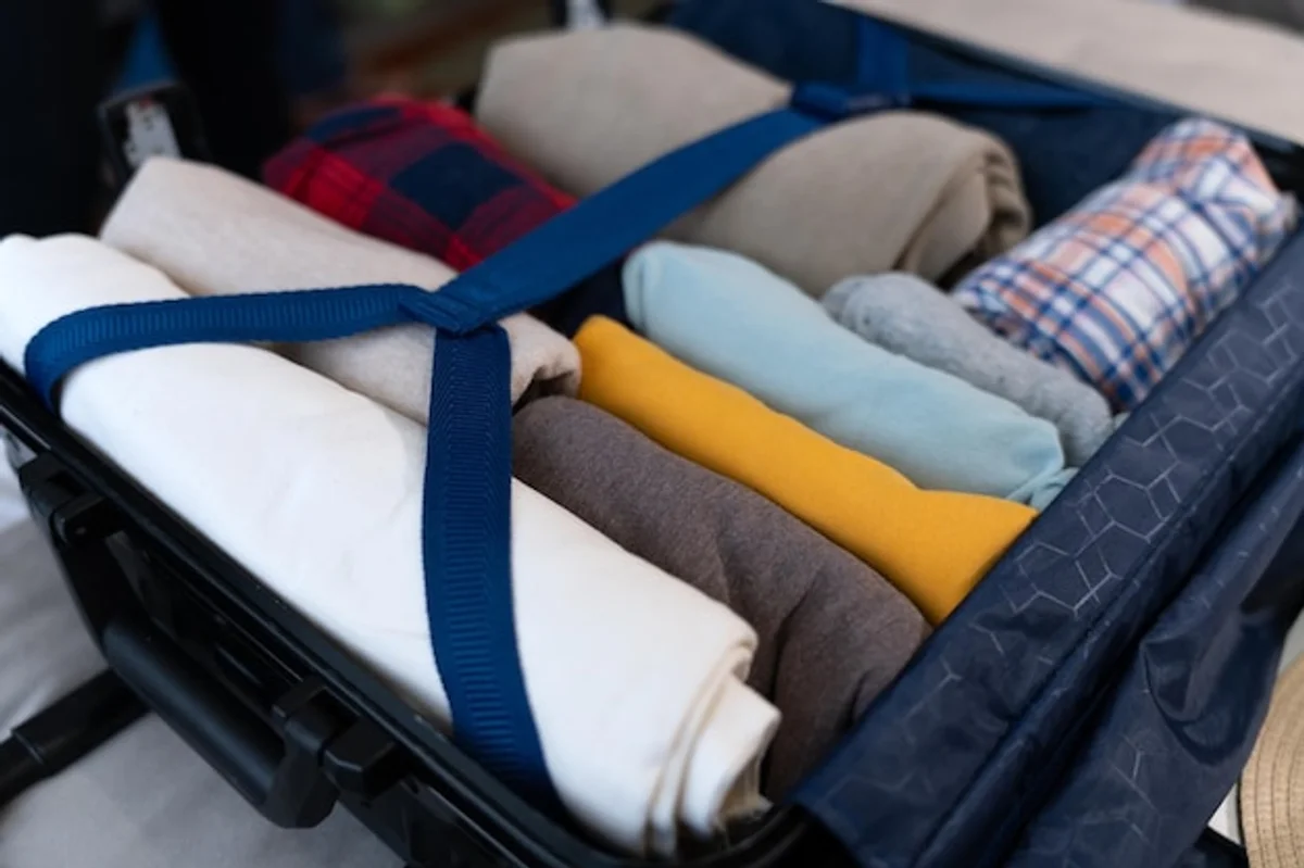 travel suitcase rolling clothes neatly