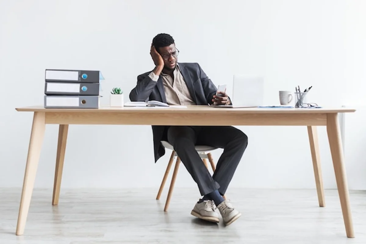 German online shopping mistake warning, people stressed over laptop