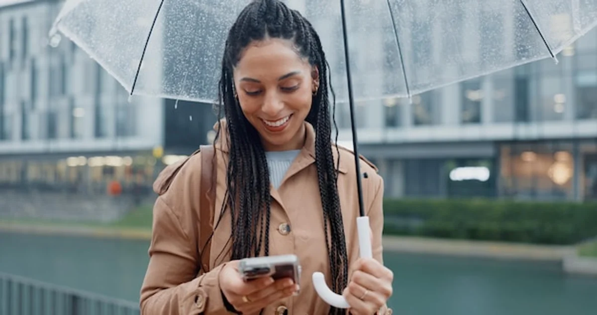 gadget protection in the rain urban street style