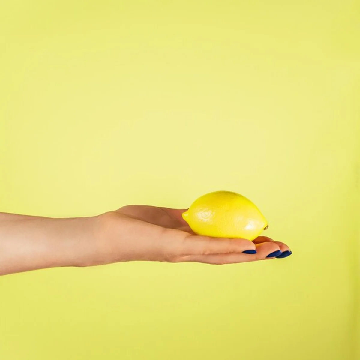 fresh lemon juice on fingernails
