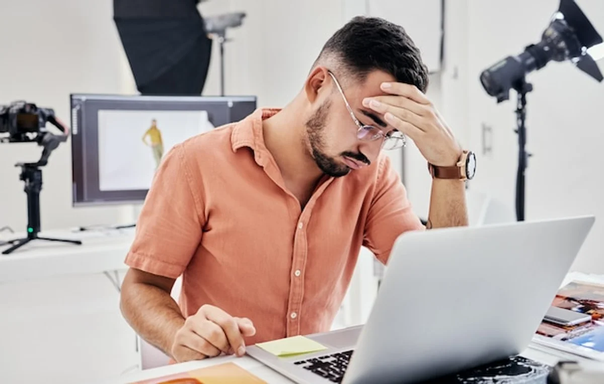 frustrated man holding smartphone bluetooth connection problem