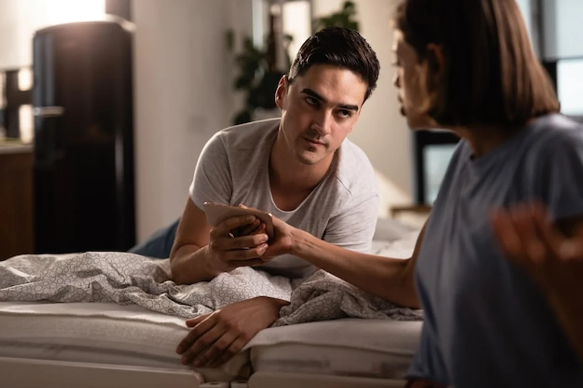 relationship conflict smartphone couple bed