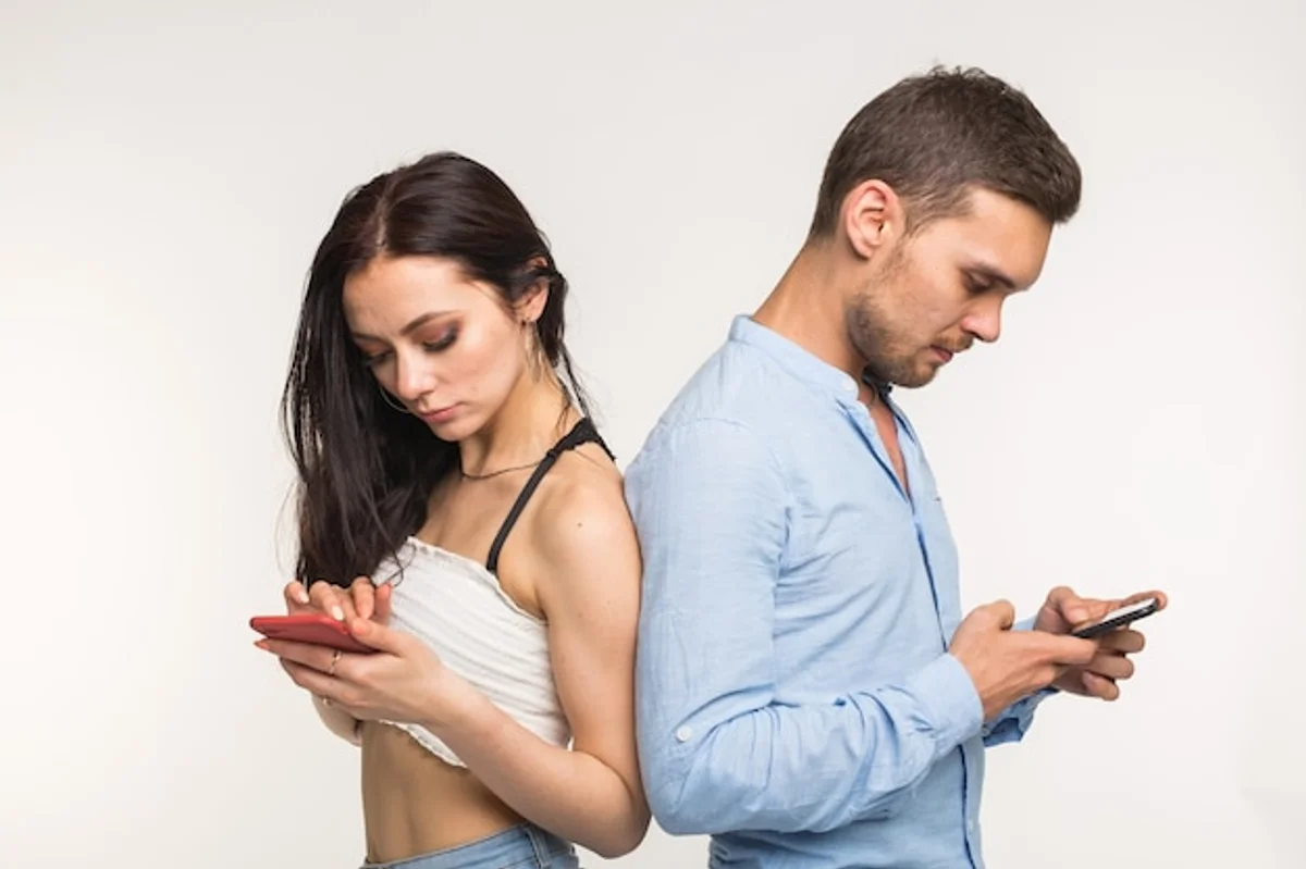 couple arguing because of smartphone addiction