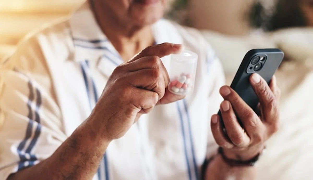 senior hands holding smartphone reminder shopping app