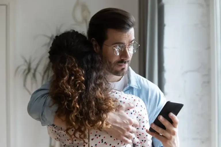 smartphone couple trust issue