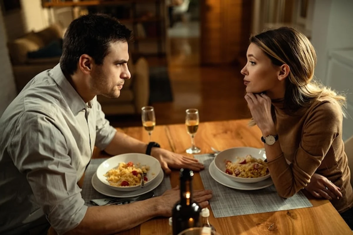 smartphone couple conflict dinner table
