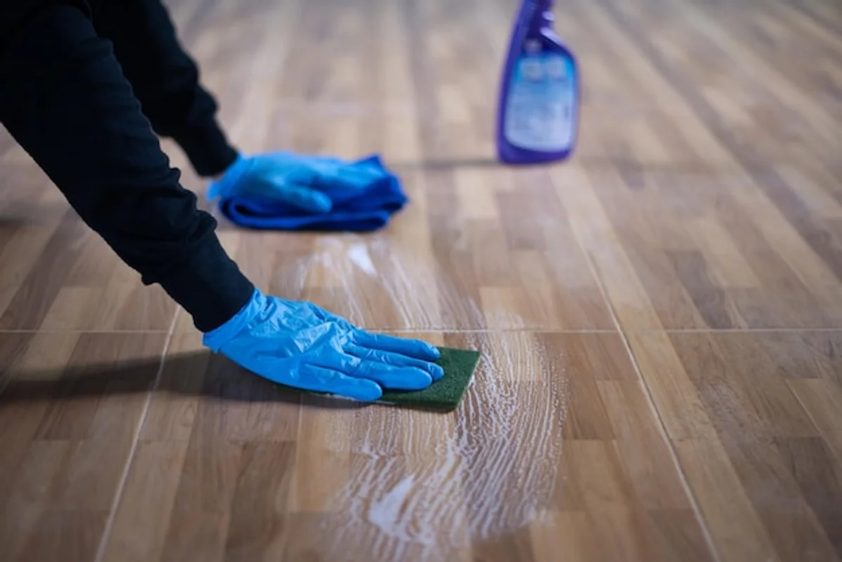 cleaning wooden floor with vinegar and water