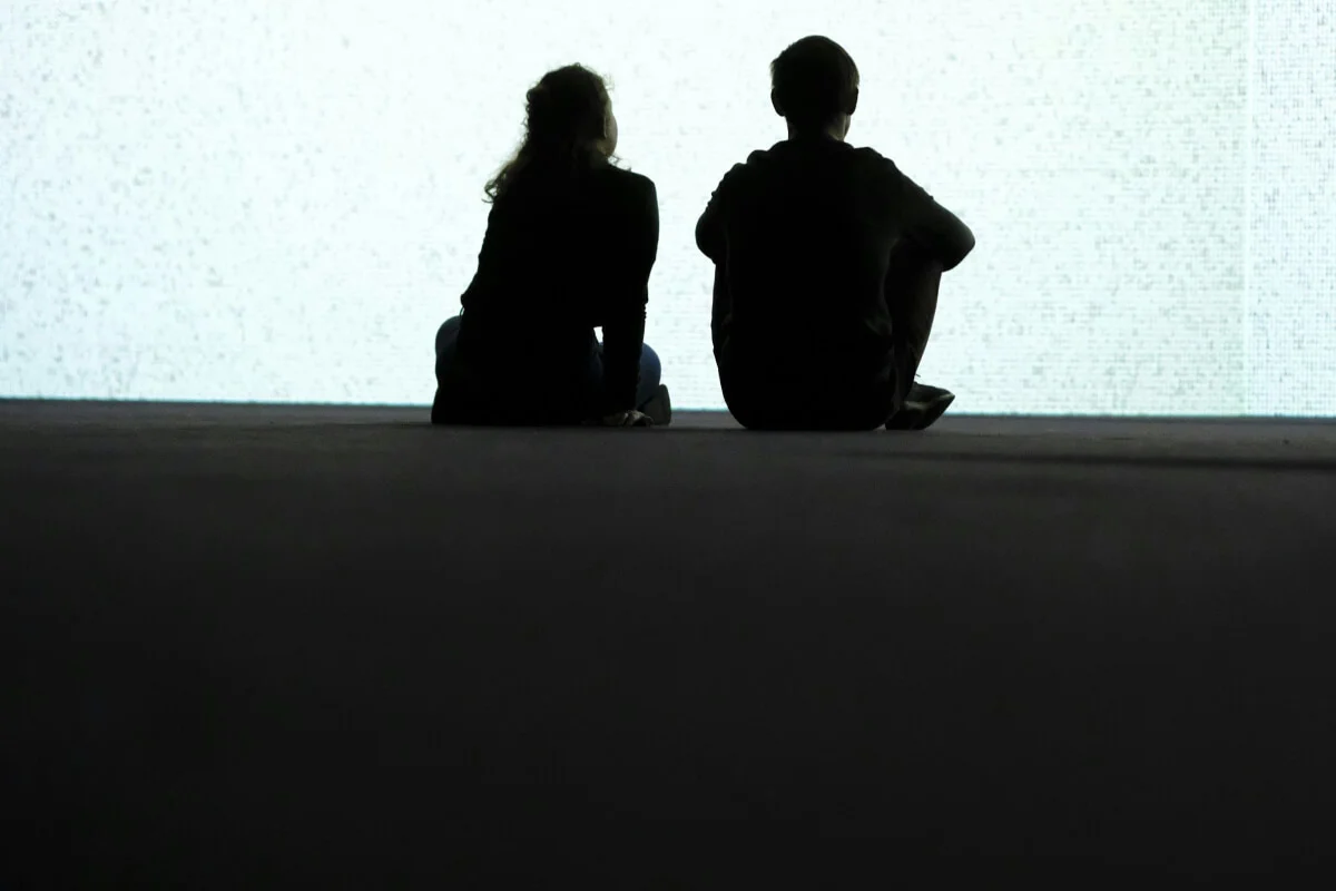 expectations couple love silence distance home atmosphere