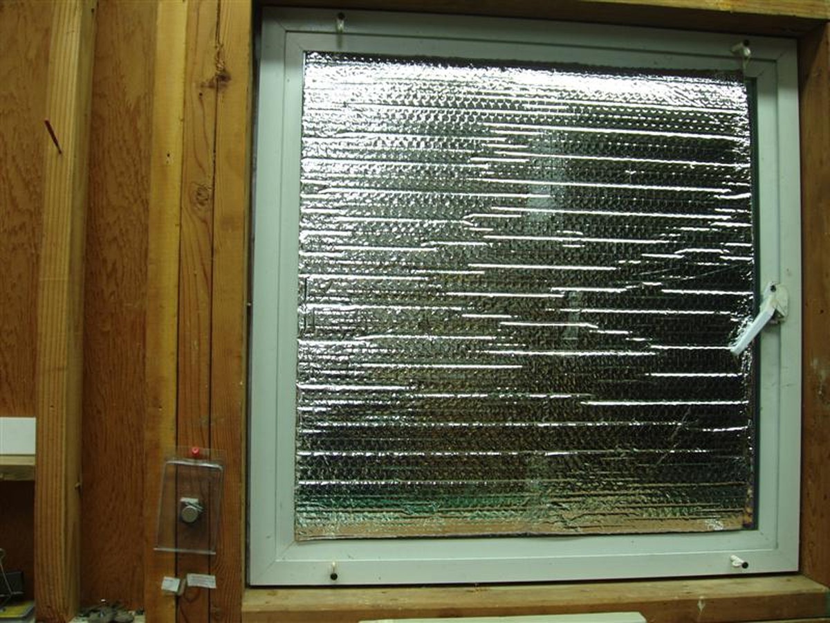 Alufolie am Fensterrahmen – wie du 25 % Heizkosten sparst