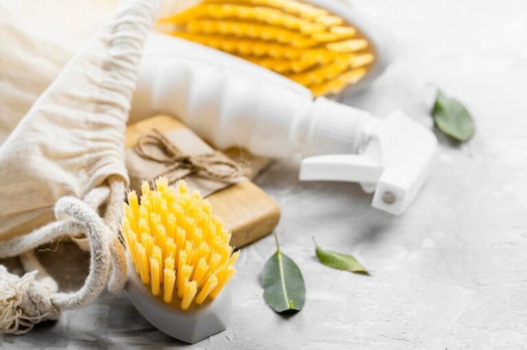 Diese Haushaltsmittel ersetzen teure Reiniger – Profi-Geheimnis