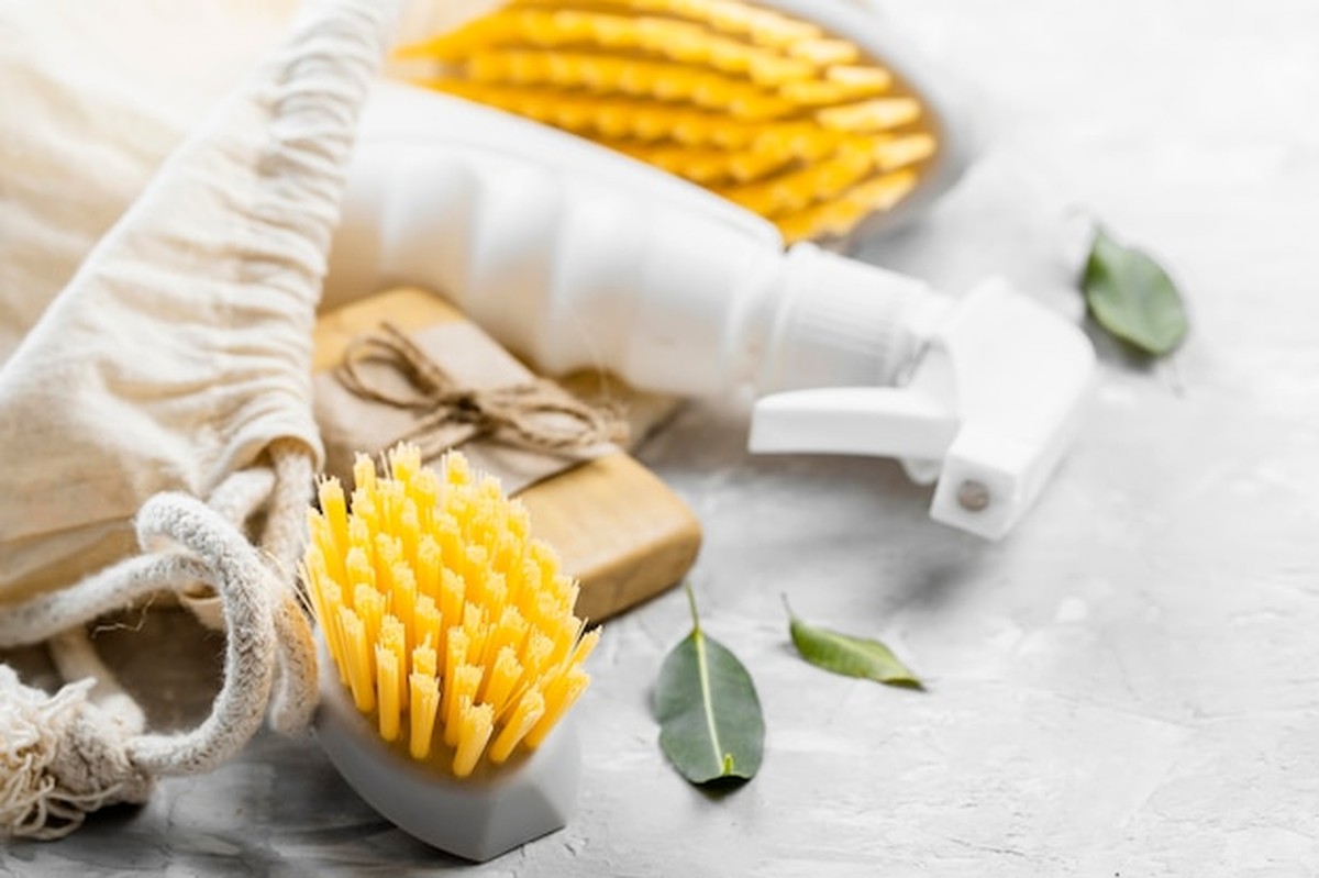 Diese Haushaltsmittel ersetzen teure Reiniger – Profi-Geheimnis