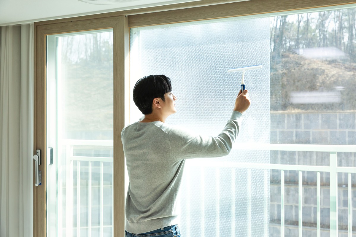 Geklebt einen Streifen ans Fenster: Die Wohnung wurde 4 Grad wärmer ohne Heizung - image 1