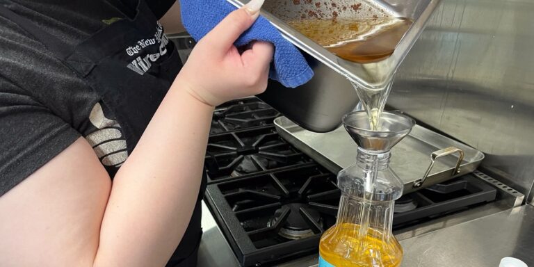 Klempner warnen: Diese Speiseöle zerstören Ihre Rohre systematisch