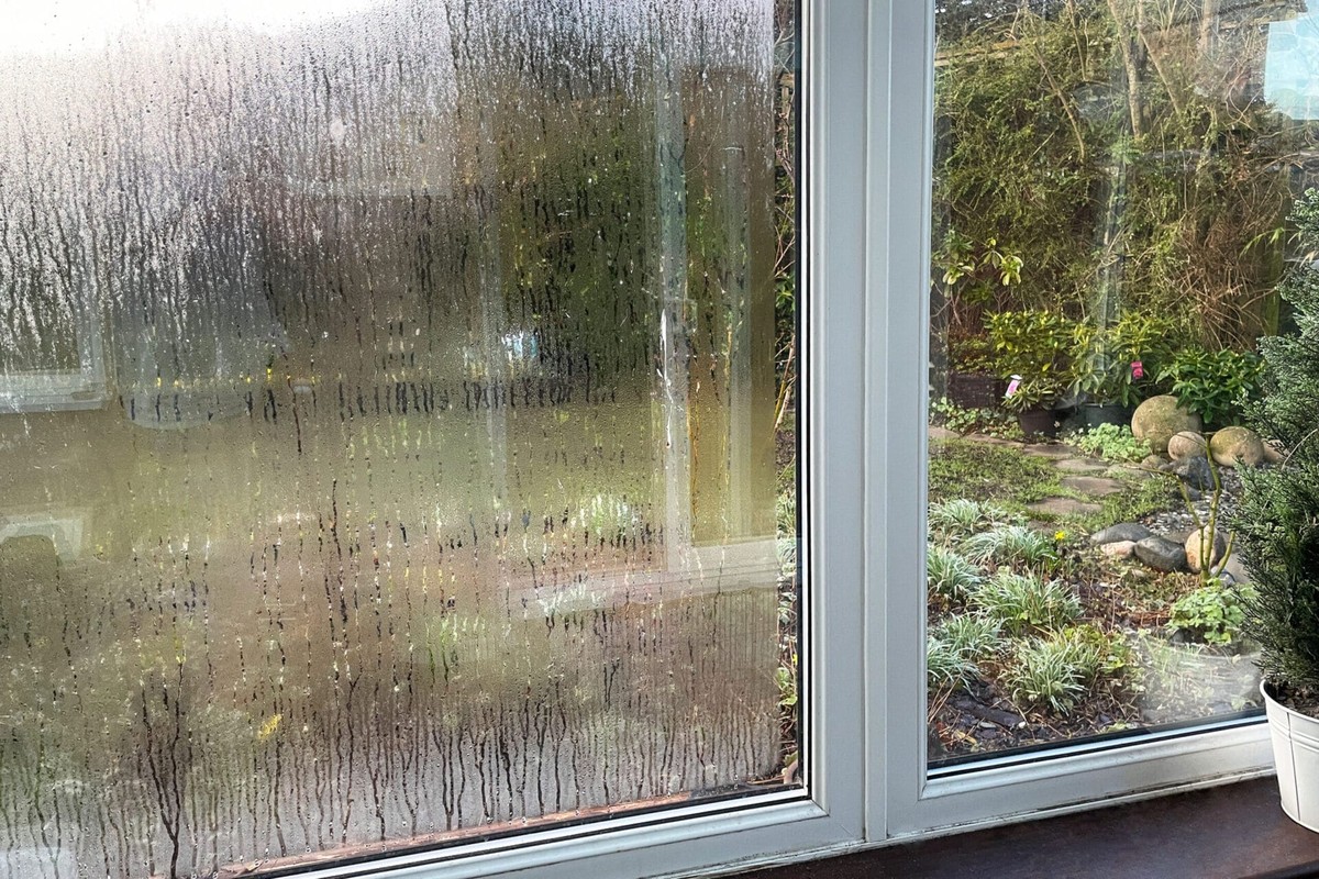 Meine Oma rieb das Fenster mit dieser Substanz: Kondenswasser verschwand für Wochen