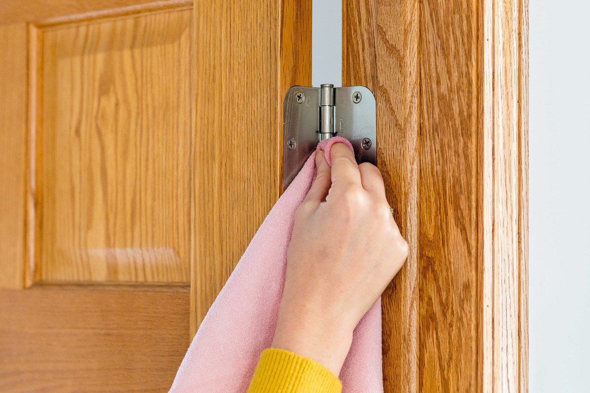 Olivenöl auf dem Scharnier – warum Handwerker das täglich machen