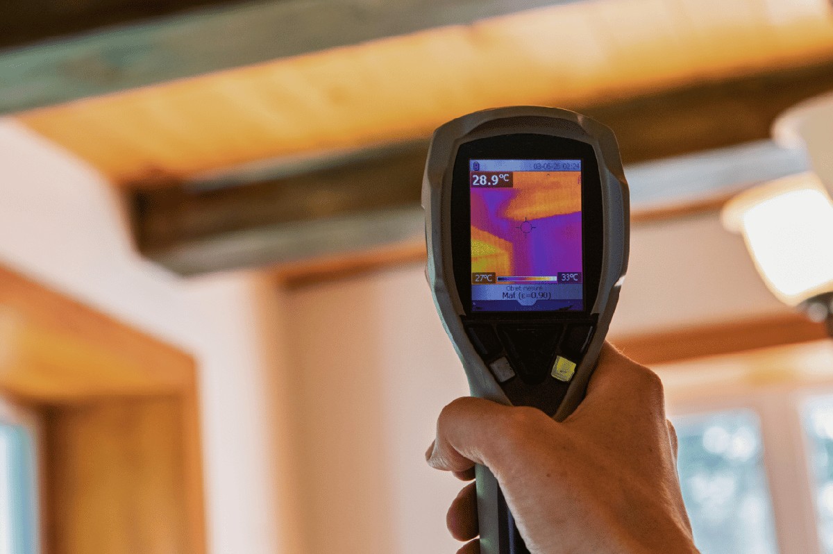 Plastikfolie auf der Tapete? Der Trick gegen Schimmel im Winter - image 1