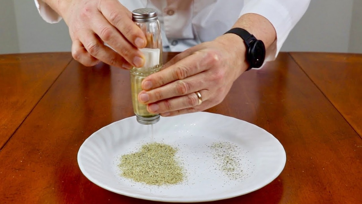 Salzstreuer mit Reis: Das unbekannte Mittel gegen Feuchtigkeit in Schränken - image 1