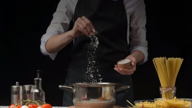 Warum Köche immer Salz ins Nudelwasser geben – die Wissenschaft dahinter
