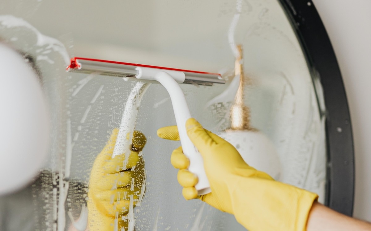 Zahnpasta auf dem Spiegel? Das Geheimnis gegen hartnäckige Flecken - image 1