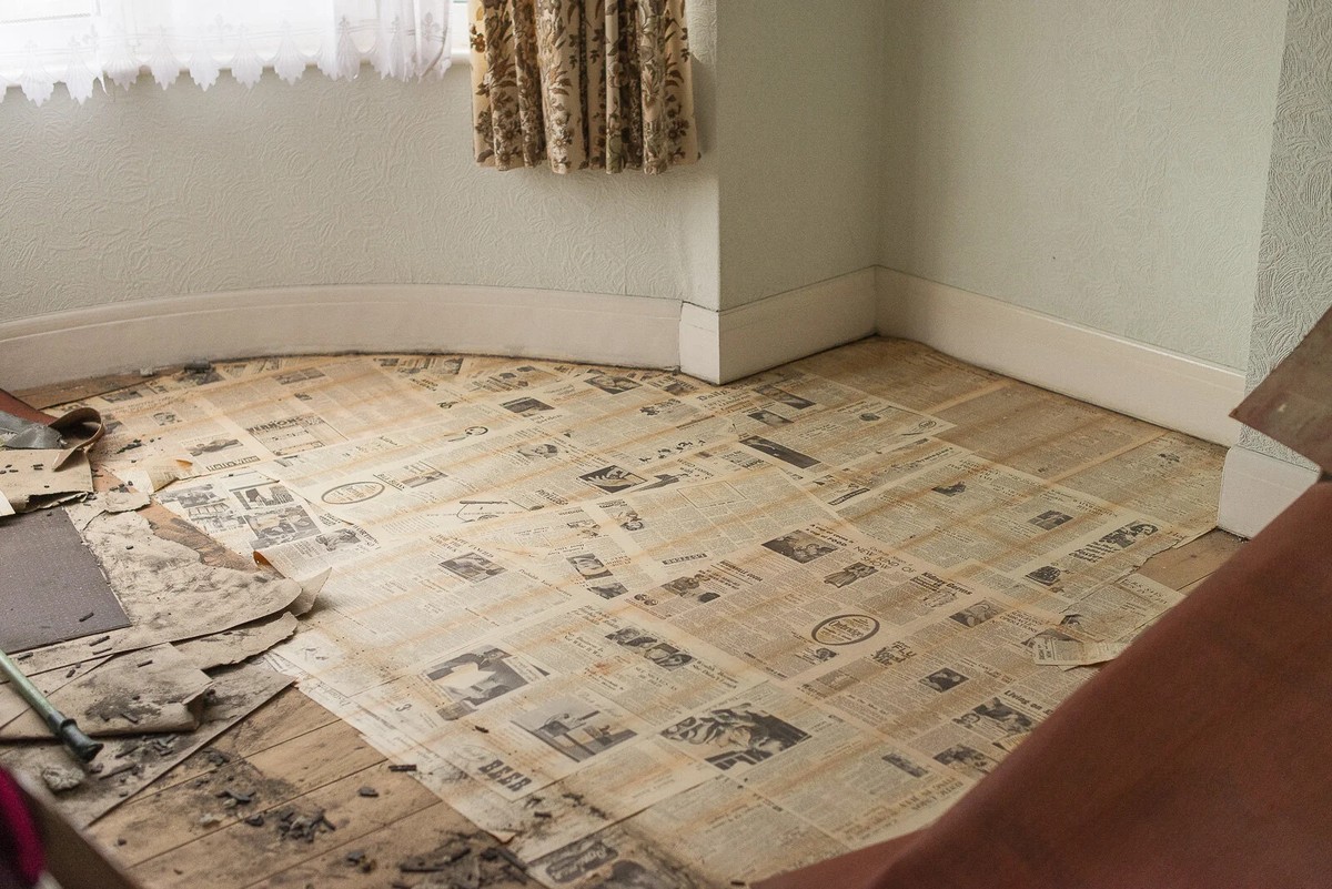 Zeitungspapier unter dem Teppich verhindert Rutscherei und spart Antirutschmittel