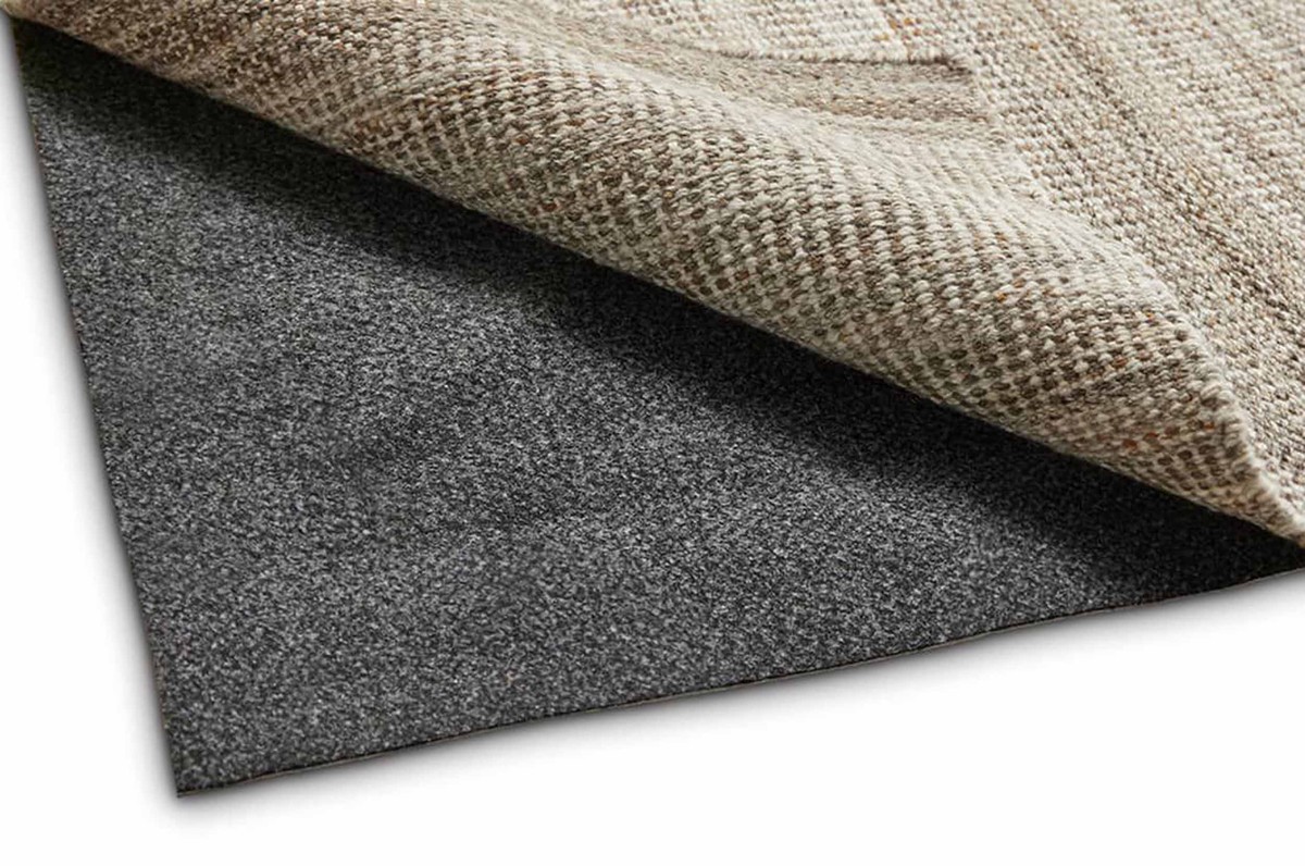 Zeitungspapier unter dem Teppich verhindert Rutscherei und spart Antirutschmittel - image 2