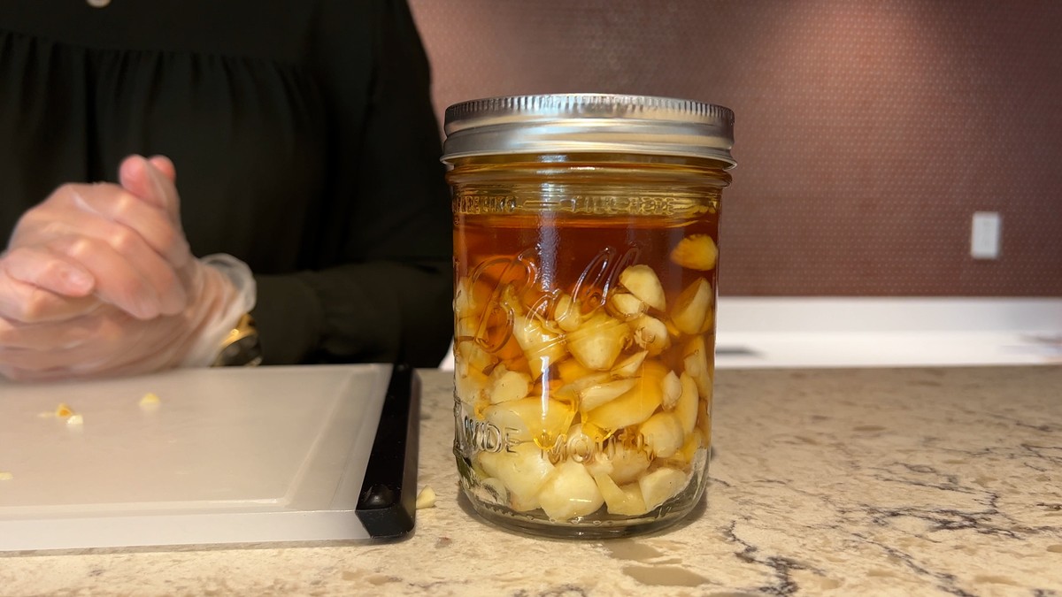 Zwiebel im Schlafzimmer – warum Omas Atemwegs-Trick heute wieder viral geht - image 2