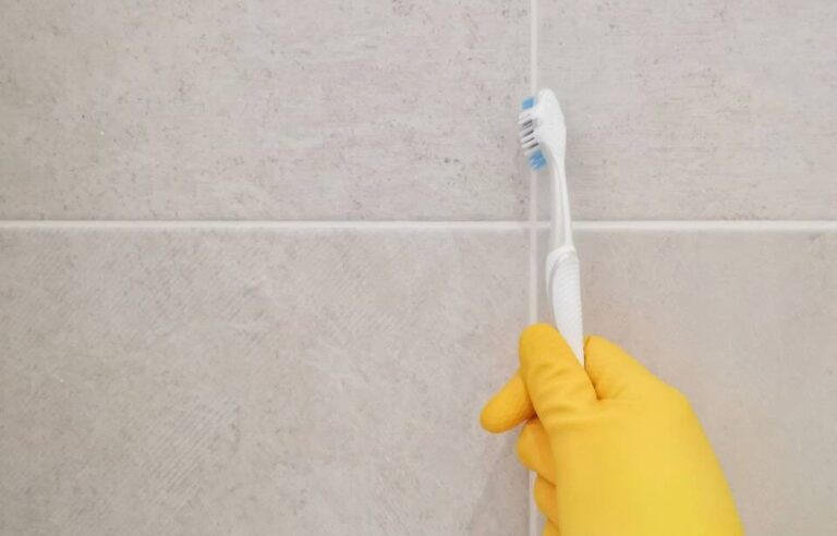 Alte Zahnbürste als Fugenbürste umnutzen: Das Geheimnis sauberer Badezimmerfugen