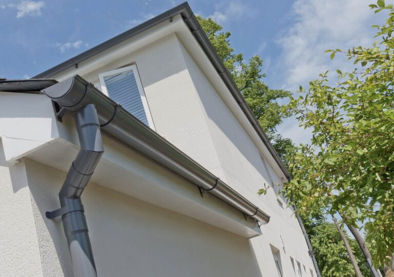 Dachdecker warnen: Diese eine Gewohnheit kostet Sie tausende Euro im Winter