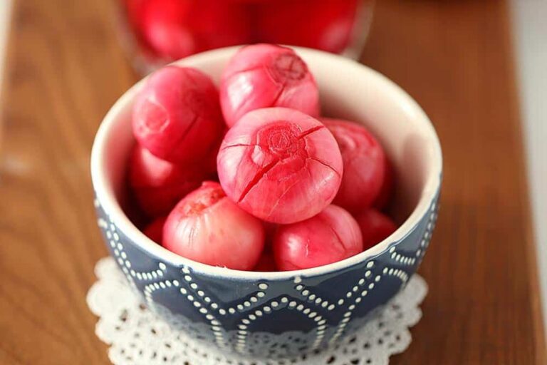 Essig im Topf mit Zwiebeln? Das vertreibt Mücken aus dem Schlafzimmer