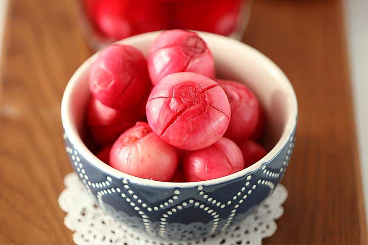 Essig im Topf mit Zwiebeln? Das vertreibt Mücken aus dem Schlafzimmer