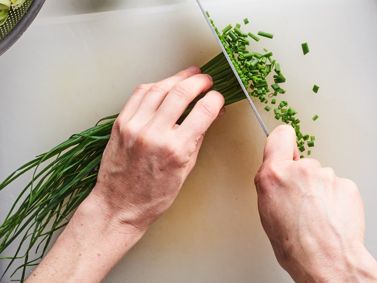 Gärtner verraten: Warum Sie Schnittlauch IMMER von unten ernten sollten - image 1