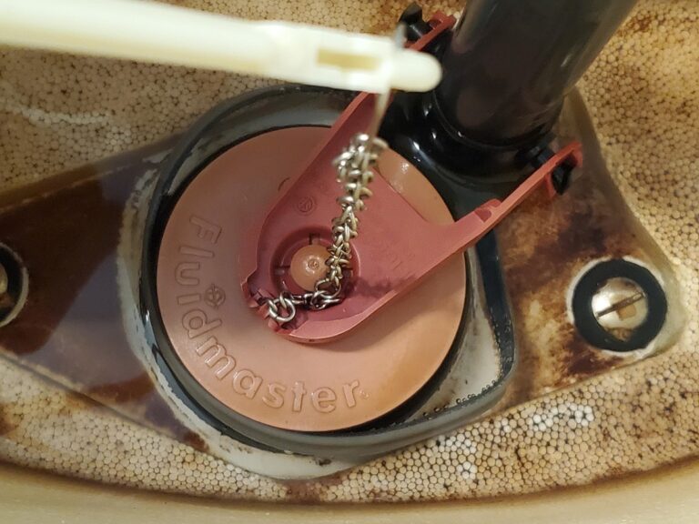 Gummiband um die Klospülung? Warum Handwerker das empfehlen