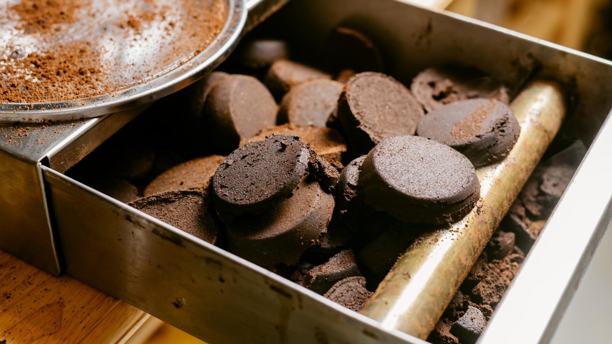 Kaffeesatz hinter den Heizkörper: Warum Profis das täglich machen - image 1