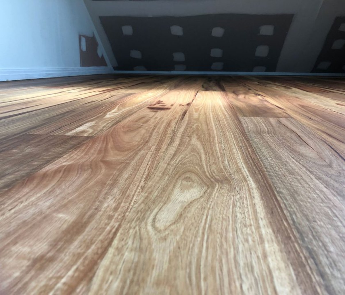 Kaugummi auf dem Parkett? Dieses unerwartete Material löst es in Sekunden - image 1