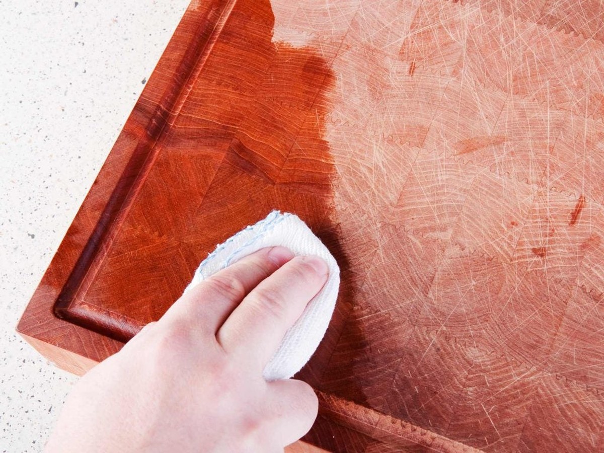 Mariendistelöl auf Holzmöbeln: Warum Antiquitätenhändler schwören darauf