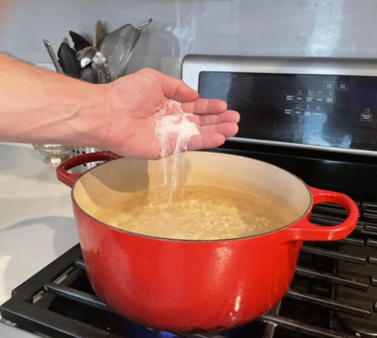 Warum echte Köche immer Salzwasser zum Kochen nutzen