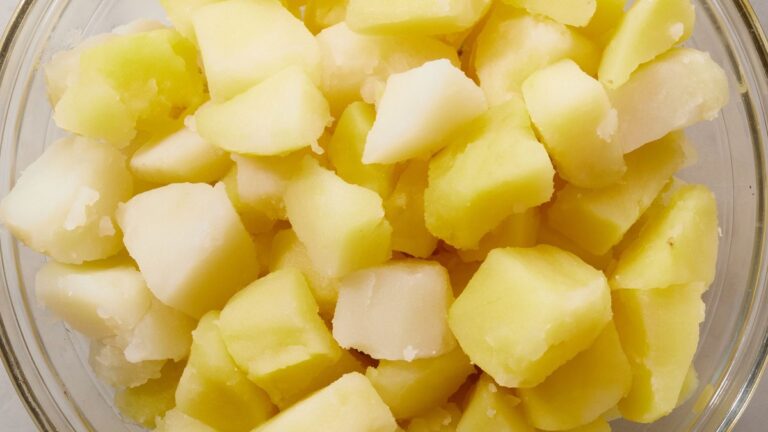 Warum Köche beim Kartoffelkochen immer Salz ins Wasser geben