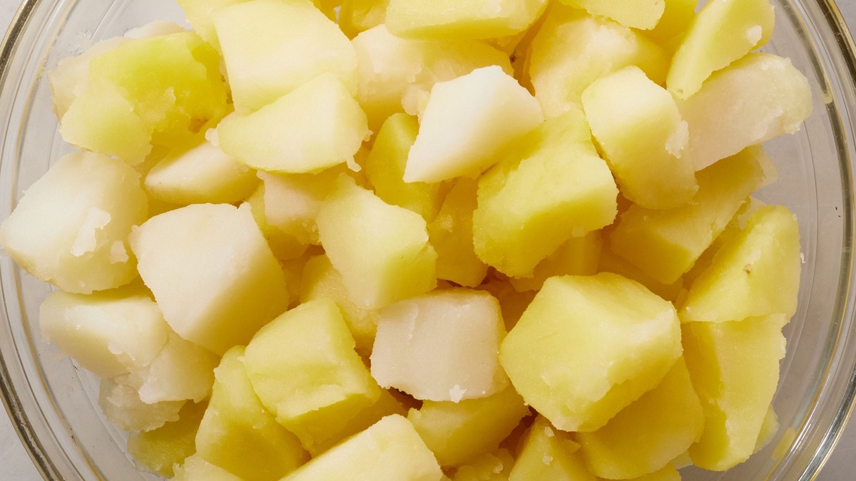 Warum Köche beim Kartoffelkochen immer Salz ins Wasser geben