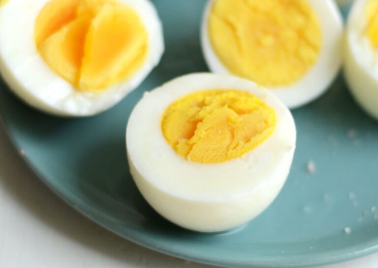 Warum Köche immer Essig zum Eierkochen hinzufügen