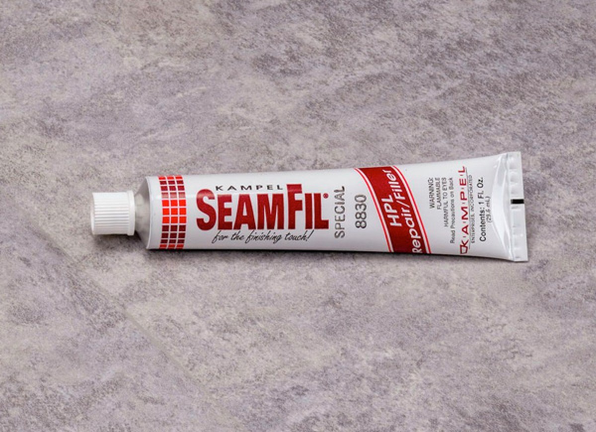 Zahnpasta auf Kratzer im Laminat: Der 2-Euro-Reparaturtrick