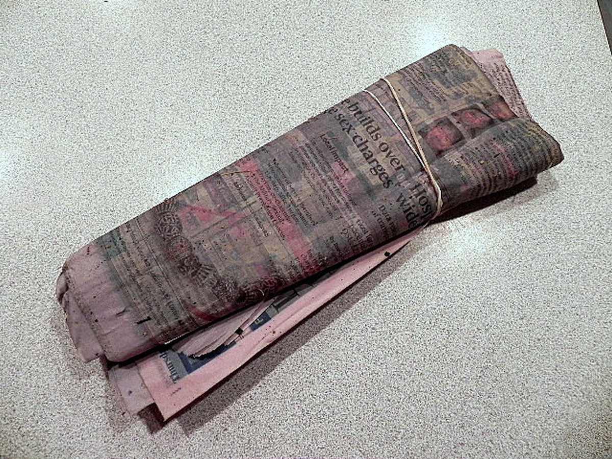 Zeitungspapier unter die Matratze legen: Der alte Deutsche Trick gegen Schimmel - image 1