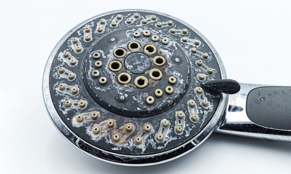 Essig auf den Duschkopf? Der Trick, der Kalkablagerungen in 8 Stunden auflöst - image 2