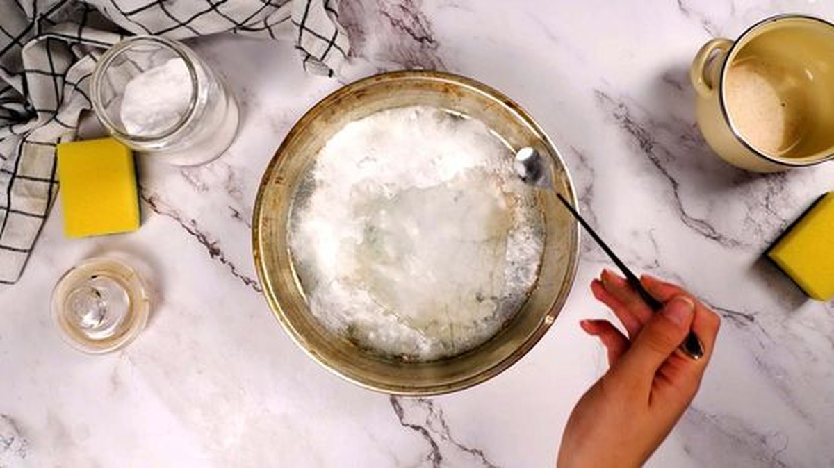 Kartoffelschalen gegen Rostflecken: Das alte Gärtnersgeheimnis für glänzende Töpfe - image 1