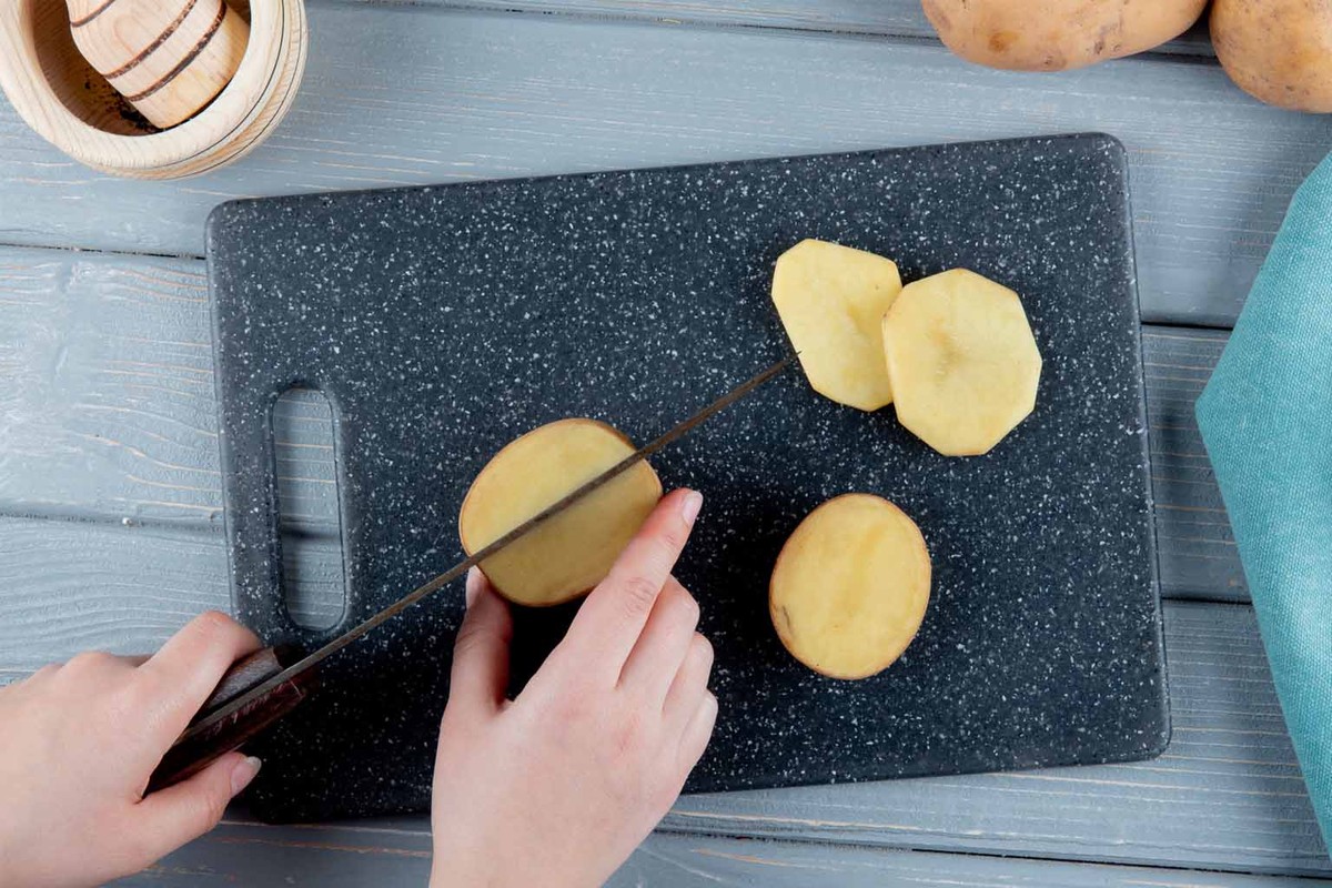 Kartoffelschalen gegen Rostflecken: Das alte Gärtnersgeheimnis für glänzende Töpfe - image 2