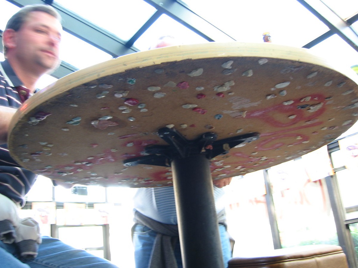 Kaugummi unter dem Tisch? Eiswürfel lösen das Problem in 30 Sekunden - image 2