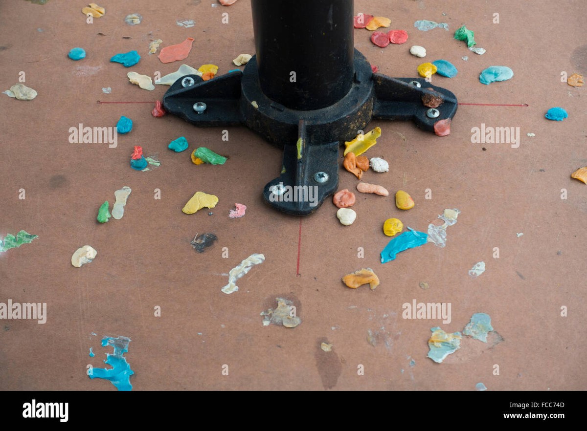 Kaugummi unter dem Tisch? Ein Eiswürfel löst das Problem in 30 Sekunden - image 2