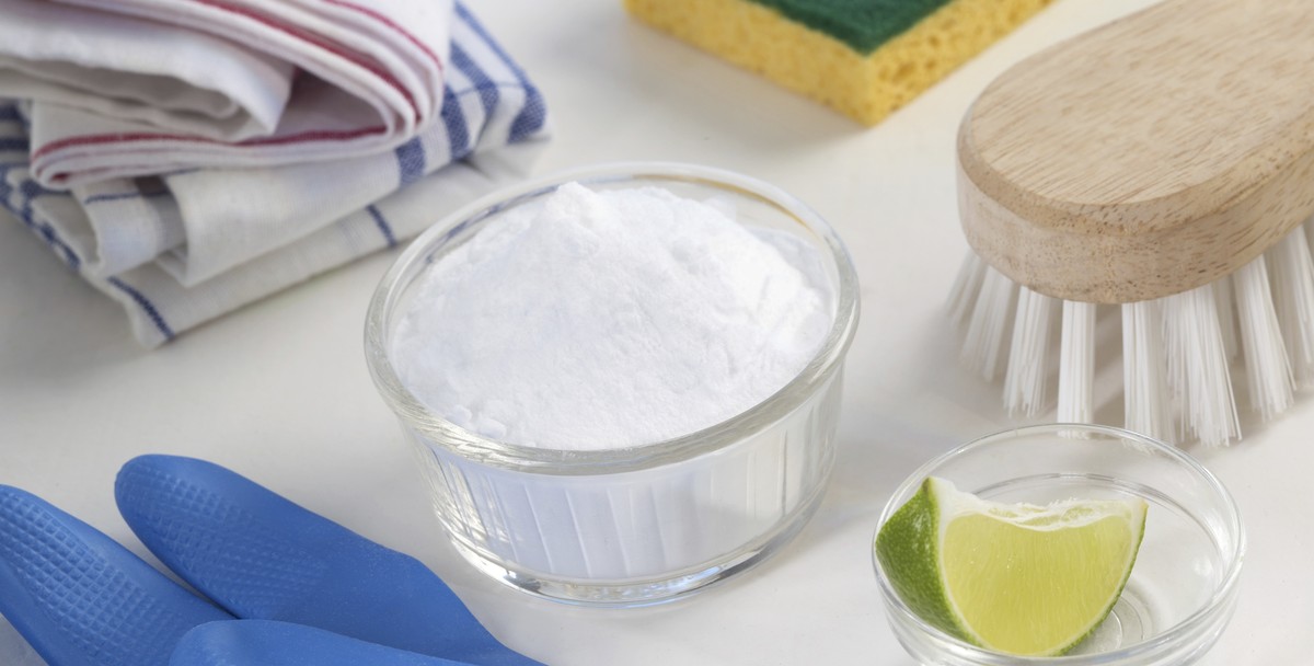 Salzwasser und Zahnbürste: Wie Sie Ihre Fenster streifenfrei reinigen - image 1