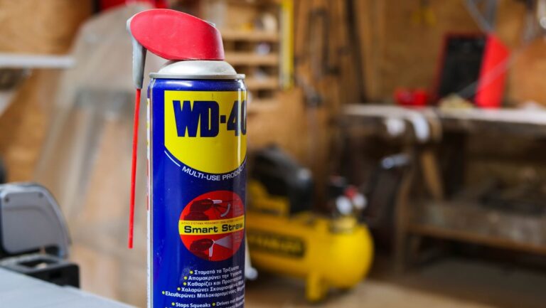 WD-40 auf Lederschuhen? Das Wintergeheimnis, das Hersteller verschweigen