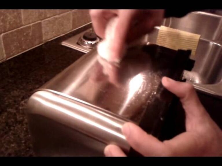 Zahnpasta auf Chromflächen? Das Geheimnis, das Handwerker seit Jahren nutzen